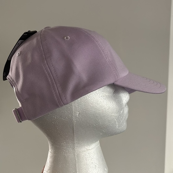 Under Armour Buckle Back baseball cap,embroidered logo, 6 vent panels,button top - Picture 4 of 9